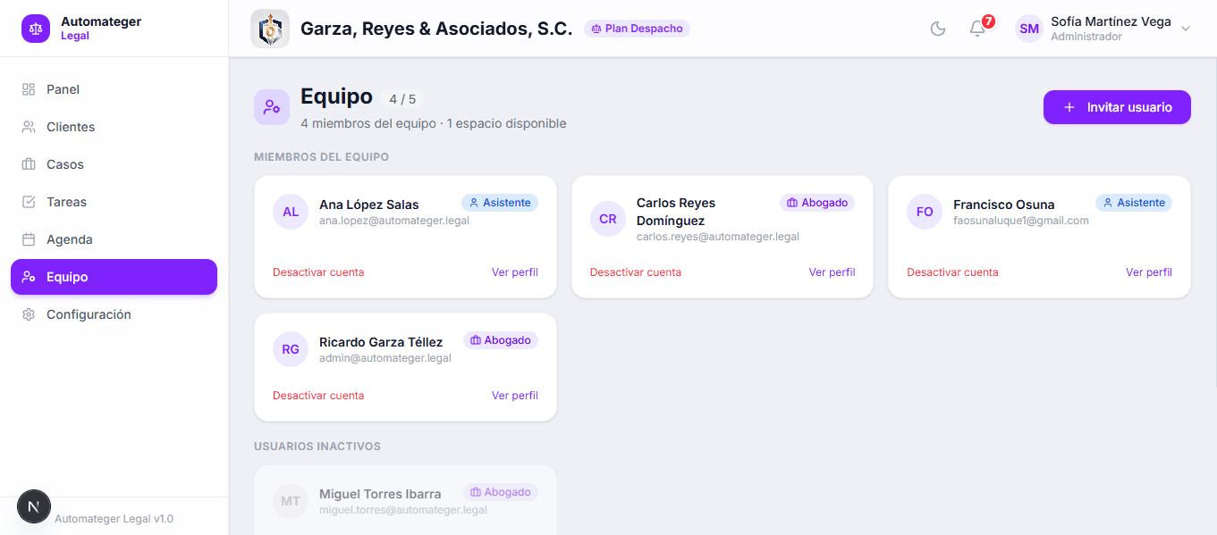 Pantalla de gestión de equipo con roles de Abogado y Asistente en Automateger Legal